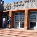 Conmoción en Misiones: un adolescente fue armado a su escuela, se disparó frente a los compañeros y quedó en grave estado