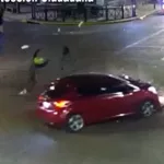 Impactante choque en Tigre: dos motociclistas salieron volando por el aire tras chocar con un auto por cruzar en rojo