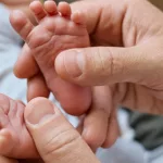 A contrarreloj, un juez le salvó la vida a un bebé luego de autorizar una cirugía que rechazaban sus padres testigos de Jehová