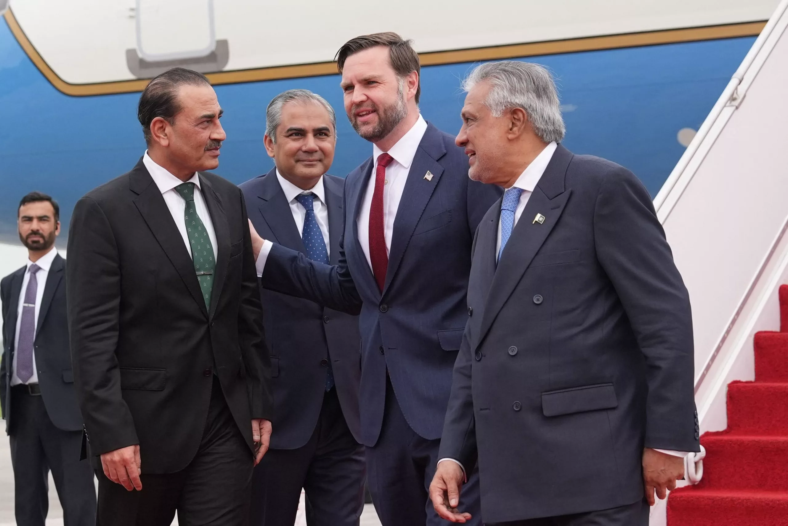 El vicepresidente de Estados Unidos, JD Vance, conversa con el jefe de las Fuerzas Armadas y jefe del Estado Mayor del Ejército de Pakistán, el mariscal de campo Asim Munir, el ministro del Interior de Pakistán, Mohsin Raza Naqvi, y el viceprimer ministro y ministro de Asuntos Exteriores de Pakistán, Mohammad Ishaq Dar, tras su llegada a Islamabad el 11 de abril de 2026 para reunirse con funcionarios iraníes. (Foto de Jacquelyn MARTIN / POOL / AFP)