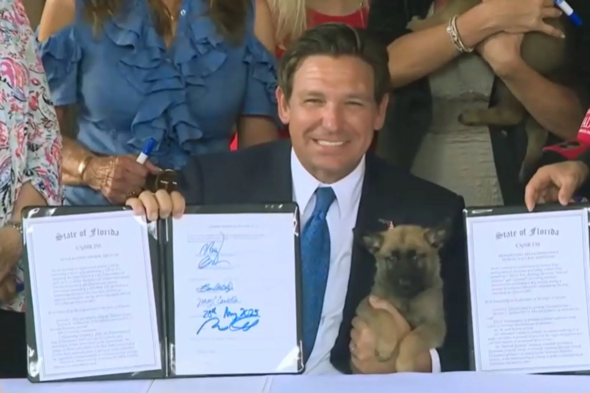 Ron DeSantis firmó la Ley Trooper y la Ley Dexter, en respuesta a dos casos de crueldad animal que conmocionaron al estado