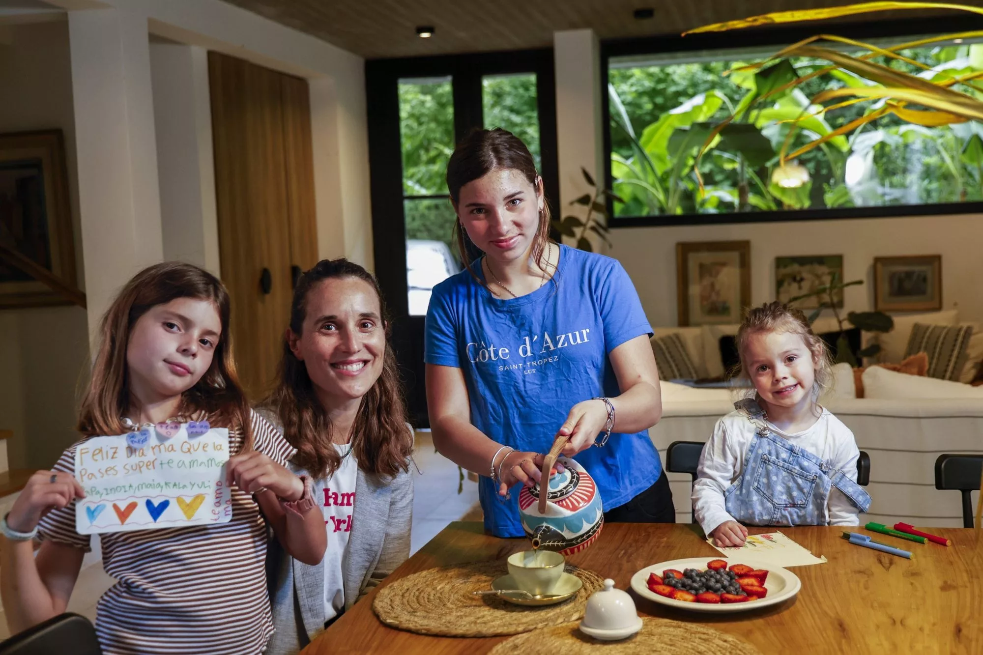Rodeada por sus hijas, Agustina Catala postula: 