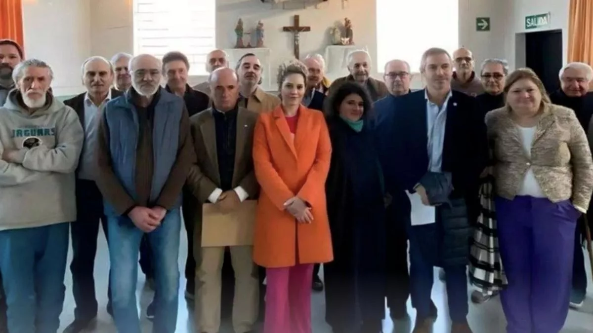 El grupo de diputados libertarios con represores en la cárcel de Ezeiza, el año pasado.