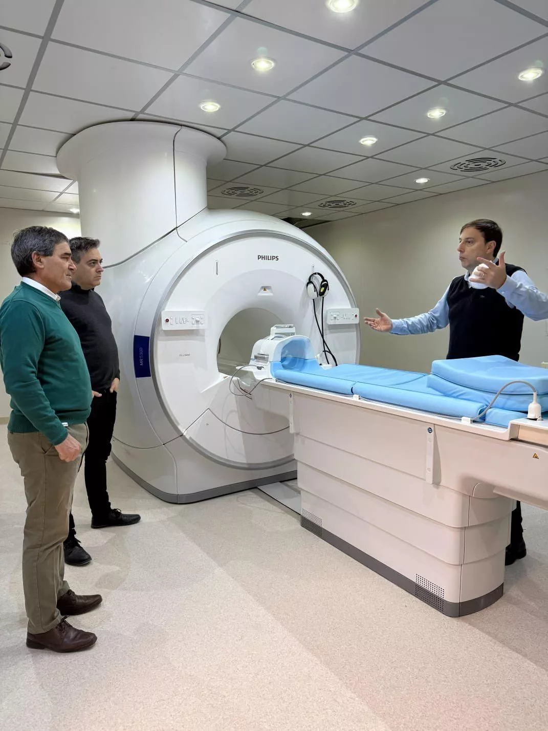 El ministro de Salud porteño, Fernán Quirós inaugura el resonador del hospital, pero muchas veces no se puede utilizar porque no hay personal administrativo.