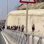 A pie y a nado, cientos de personas migrantes cruzan la frontera de Marruecos con España