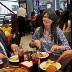 Elección en el Colegio de Abogados: Ricardo Gil Lavedra y su candidata cerraron la campaña con una atípica postal en una pizzería