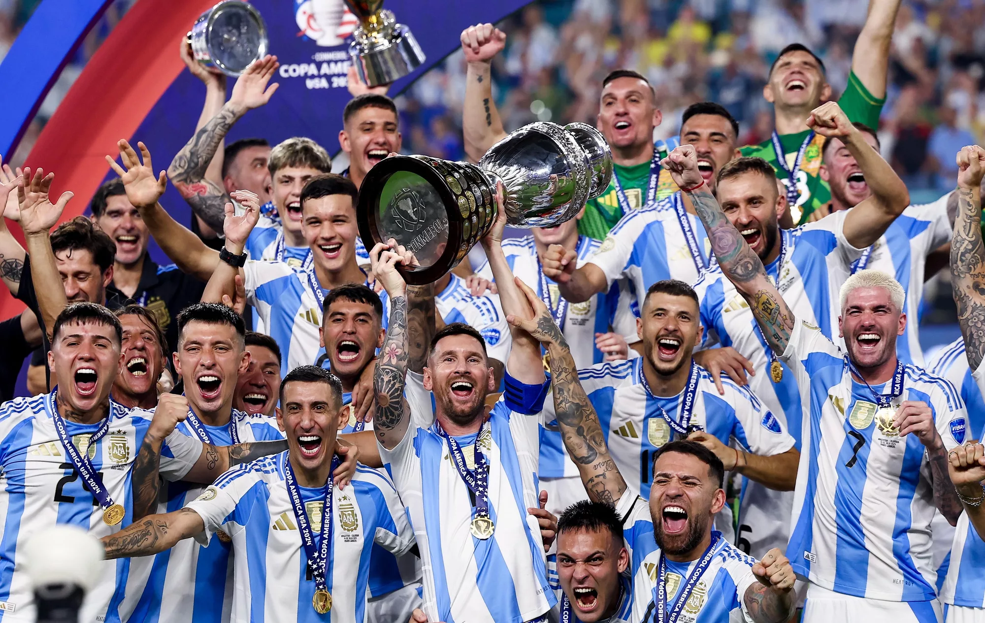 La selección argentina festeja  después de haberse consagrado campeones de la Copa América.