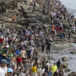 En la calle, exhaustos y sin comida: los migrantes que siguen en Ceuta tras el regreso de decenas de miles a Marruecos