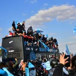 La caravana de Belgrano: miles de hinchas, banderas y el grito eterno de “dale campeón”