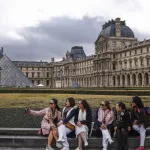La Policía detiene a cinco nuevos sospechosos por el robo en el Louvre, entre ellos uno de los posibles ladrones