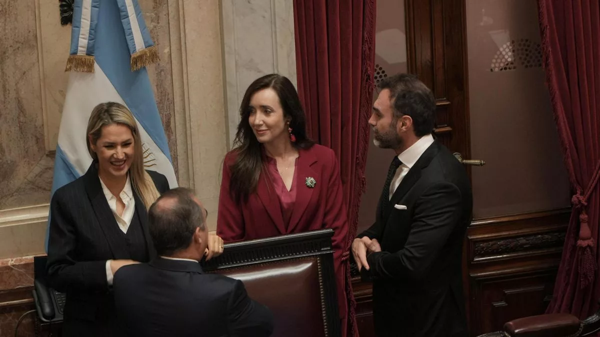 Victoria Villarruel junto a la radical Carolina Losada y el jefe libertario, Ezequiel Atauche