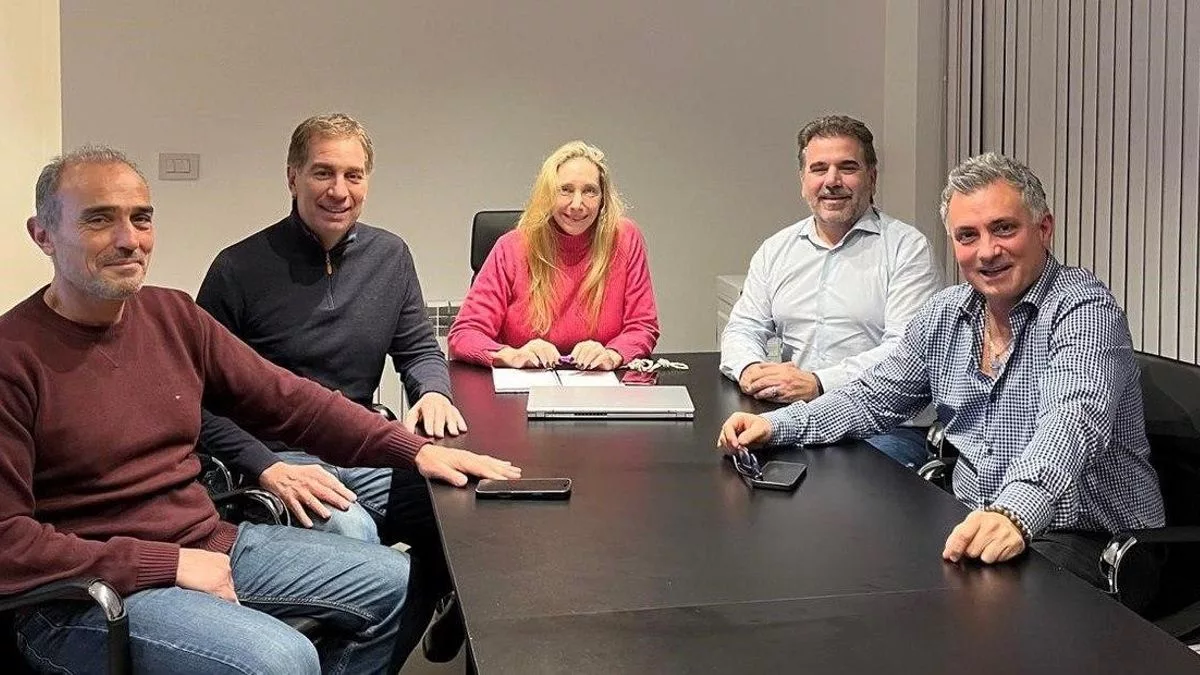 Lule Menem, Diego Santilli, Karina Milei, Cristian Ritondo y Sebastián Pareja, en una reunión previa al acuerdo electoral entre LLA y el PRO.