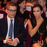 Ana Pastor viaja a Valencia para recordarnos lo gran periodista que es y lo mal presidente que es Mazón