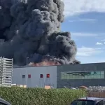 Aparatoso incendio en una nave de conservas en Santoña
