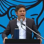En el Día de la Lealtad, Kicillof afirmó que Bessent es el nuevo ministro de Economía y cruzó a Milei: “Fue a pedir la escupidera a EE.UU.”