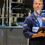 Alivio financiero: el riesgo país cae por debajo de los 600 puntos y vuelven a subir las acciones