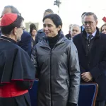 Ayuso abandona en ambulancia la misa de la Almudena por una "leve indisposición"