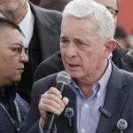 La Justicia de Colombia revocó la condena por soborno al expresidente Uribe
