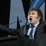 En medio del escándalo por la renuncia de Espert como candidato, Milei presenta su libro con un show musical