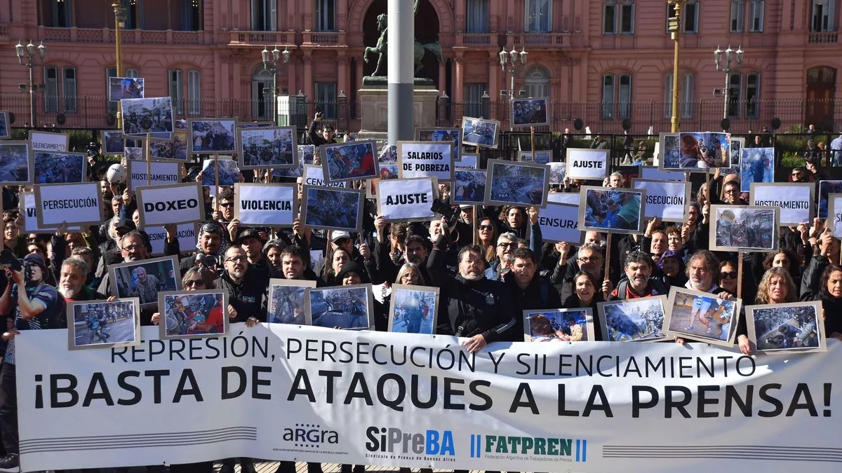 Periodistas manifestándose en defensa de su profesión delante de la Casa Rosada