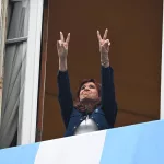 Desde el balcón de San José 1111, Cristina muestra al peronismo unido y reversiona el 17 de octubre: “Bessent o Perón”