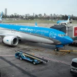 Aerolíneas Argentinas retiró ocho aviones de su flota para revisar los motores tras la falla de uno de ellos en un despegue en Aeroparque