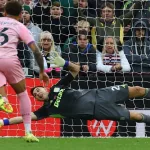Video: el Dibu Martínez evitó un gol olímpico y atajó un penal ante el Bournemouth