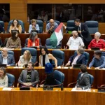 Bronca monumental por la flotilla: los diputados de Más Madrid tratan de impedir que se retire una bandera palestina