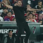 “Mi mamá me caga a pedos…”: la divertida respuesta de Coudet en conferencia