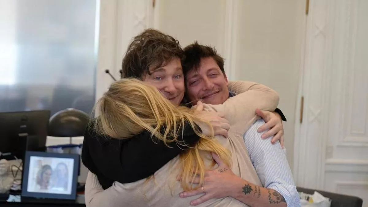 Febrero: Javier Milei, Santiago Caputo y Karina Milei se abrazan luego de la firma de afiliación a La Libertad Avanza del asesor presidencial.