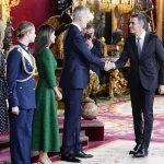 Sánchez huye como una rata del Palacio Real en pleno besamanos y se deja a Begoña en casa