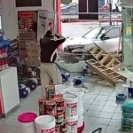 Por una mala maniobra chocó el auto contra una pinturería: el video del impacto y la reacción del empleado del local