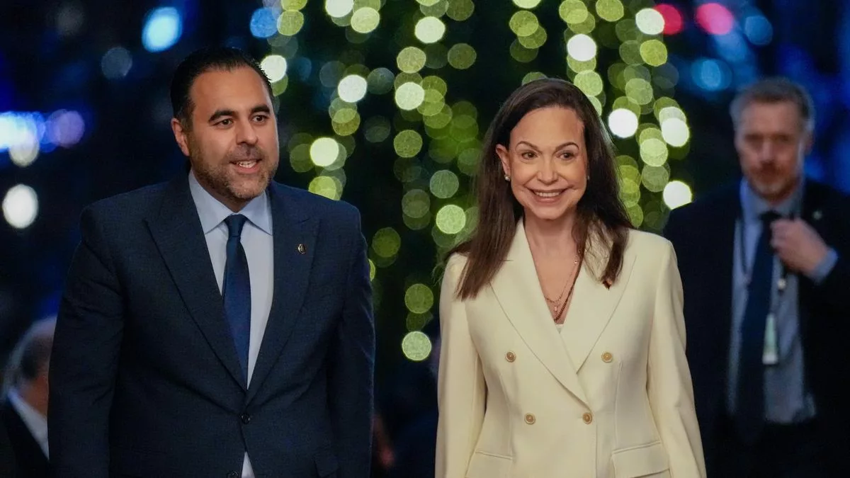 Corina Machado en Oslo, junto al presidente del Parlamento noruego, Masud Gharahkhani.