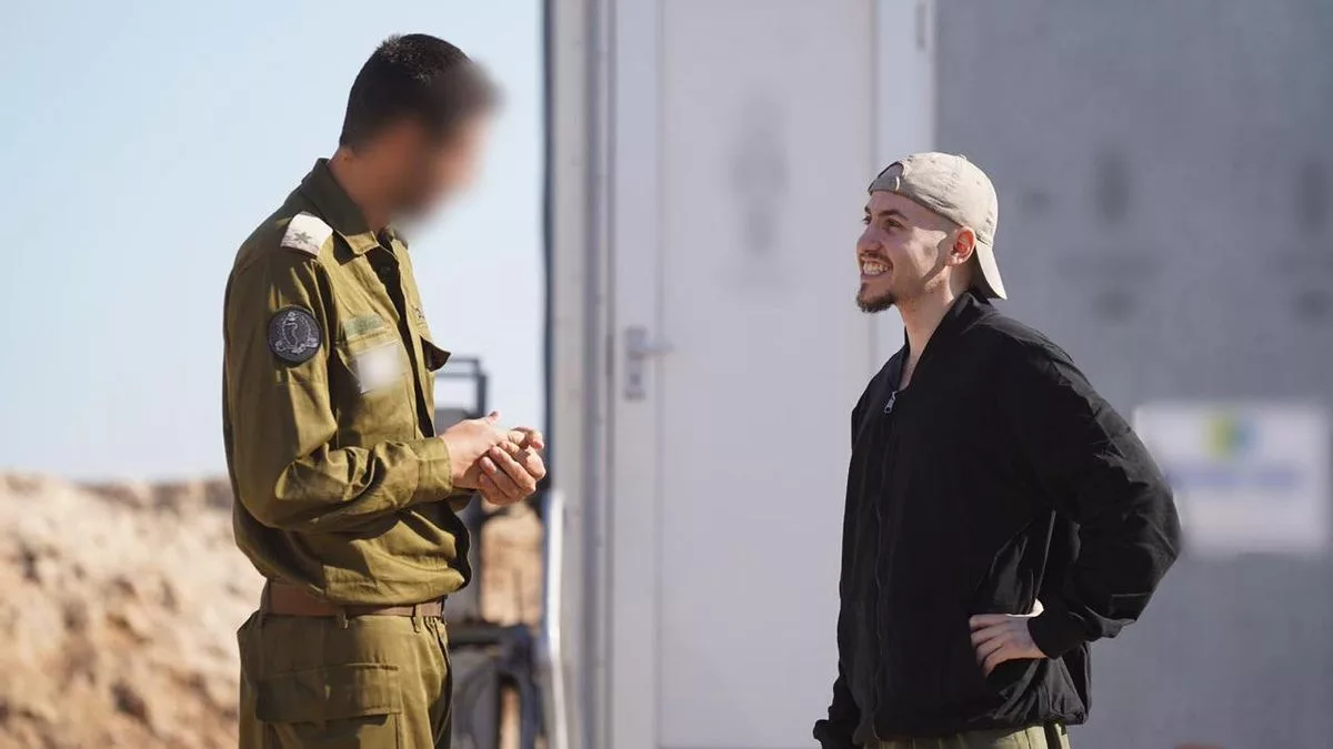 El rehén Eitan Horn conversa con un representante del Ejército de Israel tras su liberación.