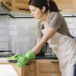 Empleo doméstico: oficializan el aumento de las escalas salariales y un bono para el final del año