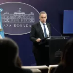 Adorni justificó que su esposa tiene custodia oficial por “una cuestión de seguridad nacional”