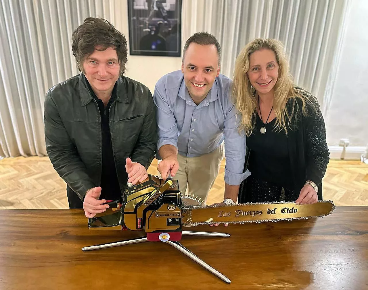 Manuel Adorni, junto a Javier Milei y Karina Milei, luego de confirmar su candidatura