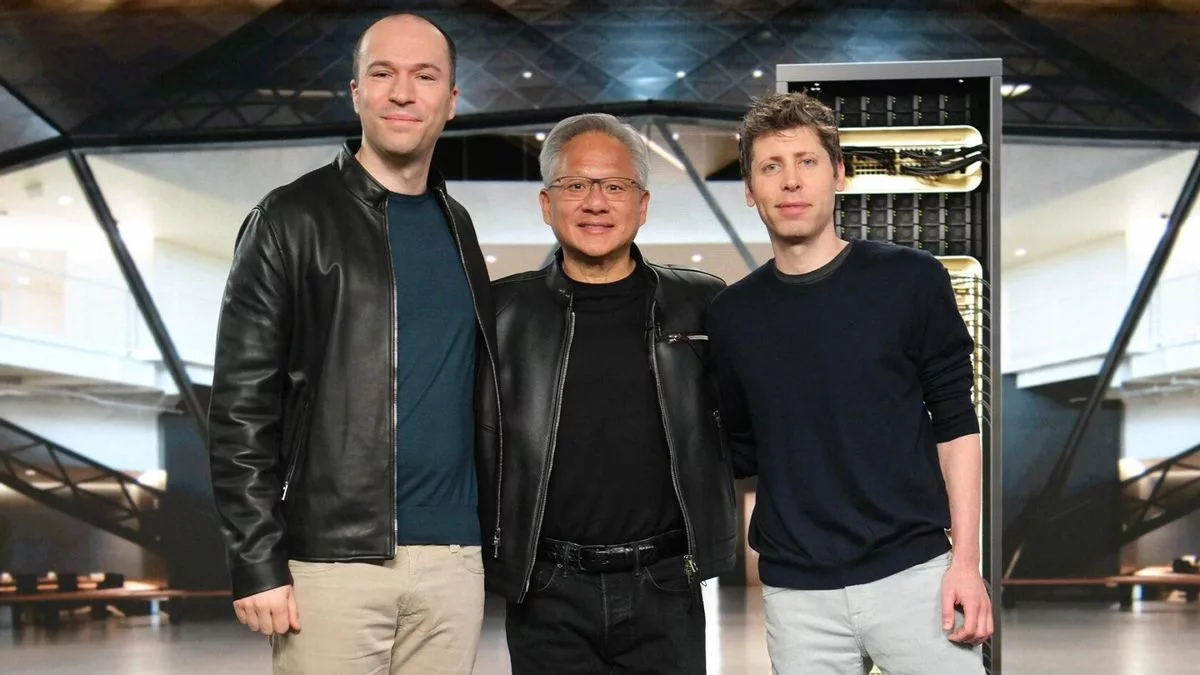 El presidente de OpenAI, Greg Brockman, el fundador y CEO de Nvidia, Jensen Huang, y el director ejecutivo de OpenAI, Sam Altman, durante el anuncio del acuerdo.