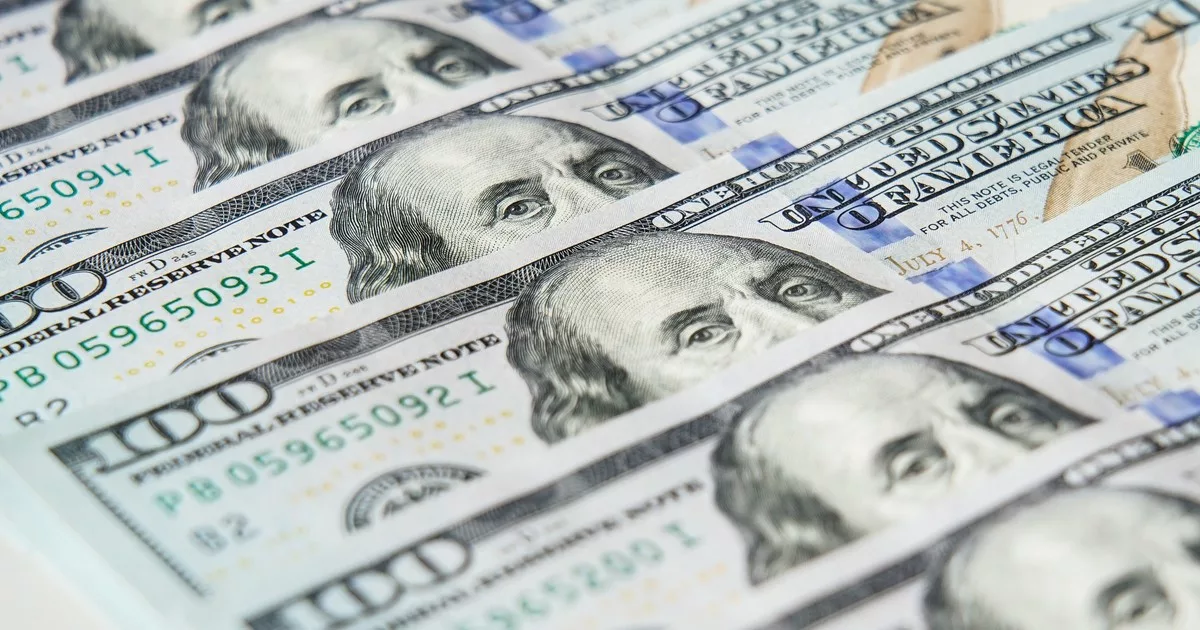 Los depósitos en dólares tocan un récord desde la Convertibilidad, pero en los bancos dicen que aún no llegan los ahorros "del colchón"