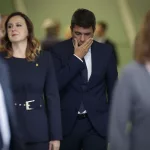 El homenaje a las víctimas de la dana acaba con insultos a Mazón: "Ojalá te hagan un completo como a Barberá"