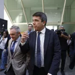 Feijóo reunirá a sus barones con la duda sobre el futuro de Mazón