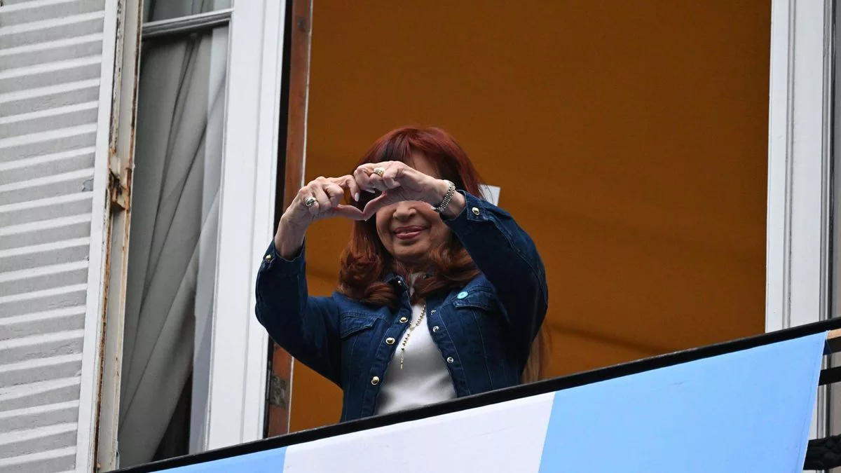 Cristina Fernández de Kirchner tuvo su 17 de octubre con mensaje grabado y saludo desde el balcón.