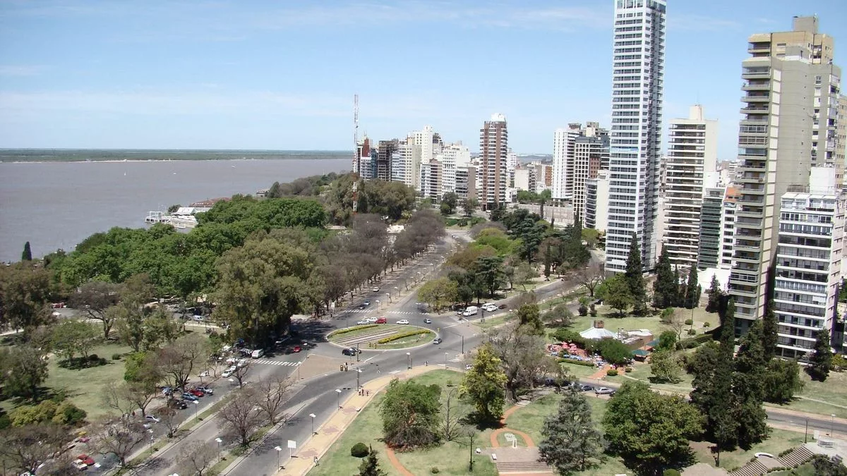 En los últimos 15 años, se han registrado 23 olas de calor en Rosario. Los expertos proponen plantar más árboles y crear infraestructuras azules, como estanques y lagos, para mitigar el calor.