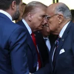 Trump indulta a Rudy Giuliani y a otros implicados en el montaje del fraude electoral y tratar de revertir los resultados de 2020