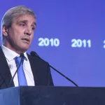 El plan de Caputo para pagar la deuda: préstamo de bancos por US$ 4.000 millones hasta 2032 y tres años sin pago de intereses