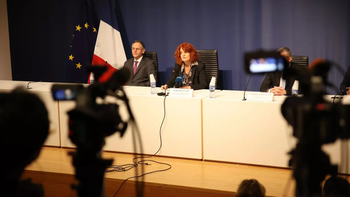 La fiscal de París, Laure Beccuau, y el jefe de la BRB, Pascal Carreau, durante una rueda de prensa en París.