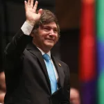 Los saludos de Javier Milei que marcaron la asunción en Bolivia: abrazos, sonrisas y frialdad diplomática