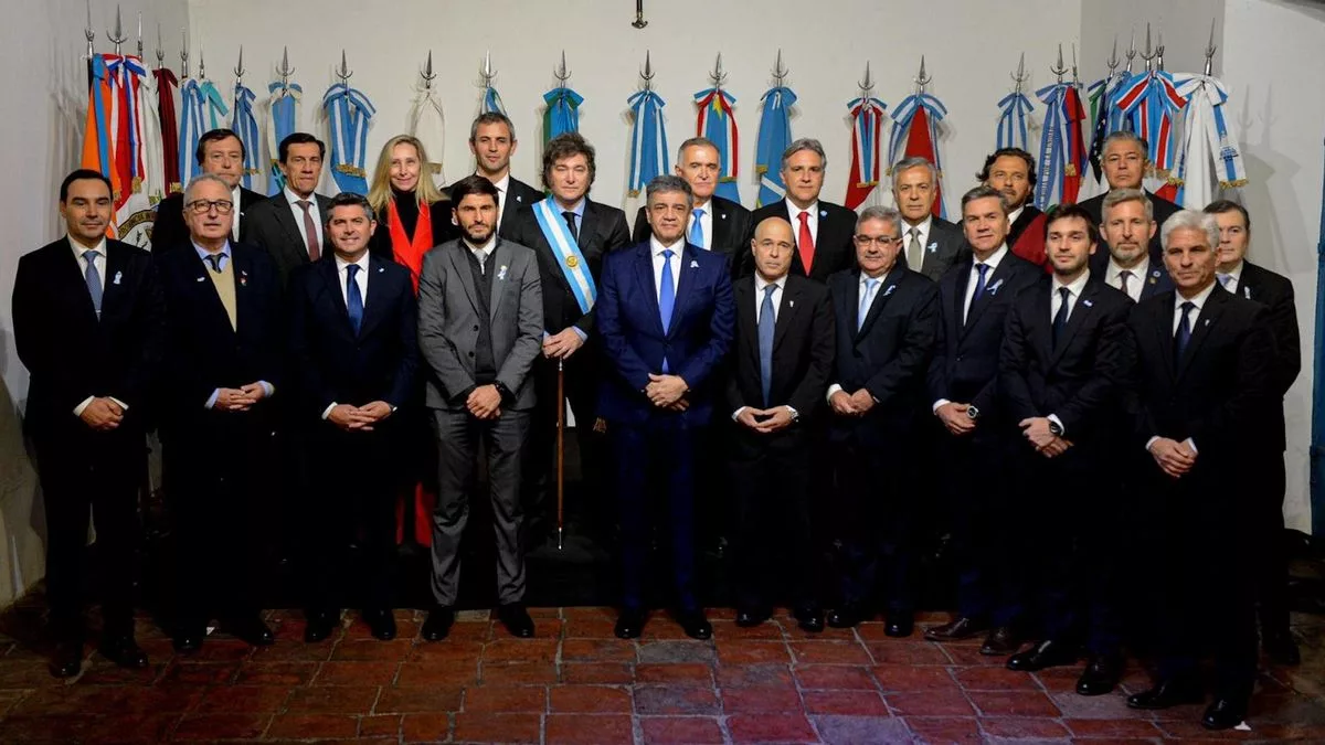 Karina Milei, la única mujer presente en la foto de familia del presidente Javier Milei y los gobernadores.