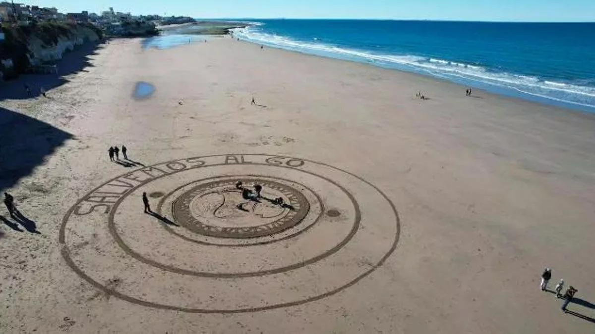 Una de las playas del Golfo San Matías, Río Negro. La zona afectada por un cambio en la legislación es el área de reproducción de especies icónicas del Mar Argentino, como la ballena franca austral y el pingüino de Magallanes.