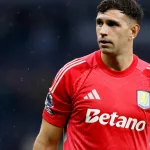 De la doble atajada al reencuentro con Kolo Muani: el partido de Dibu Martínez ante Tottenham